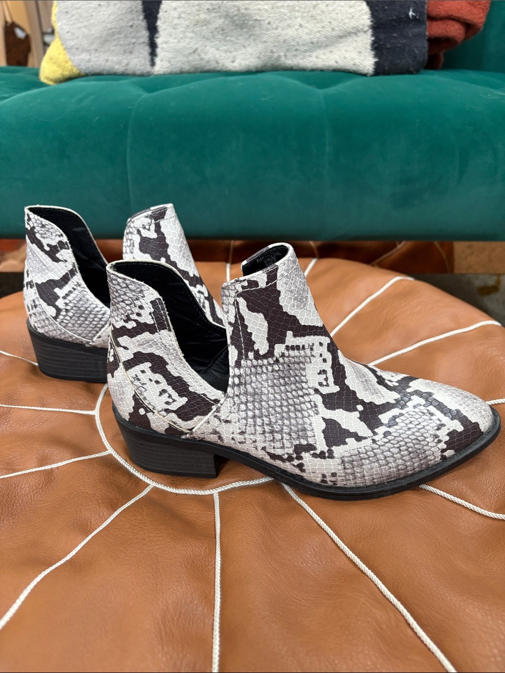Snake-Print Chelsea Boots - White/Brown Black - Size 6 ✨ Madden Girl